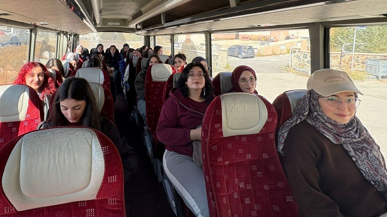 Erzurum'da Gençler Buz Pateni Öğreniyor