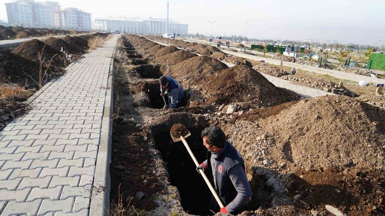 Erzurum'da kış öncesi mezar hazırlıkları