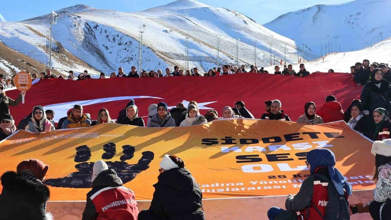 Erzurum'da Palandöken'de "Şiddete Karşı Tek Yürek" yürüyüşü
