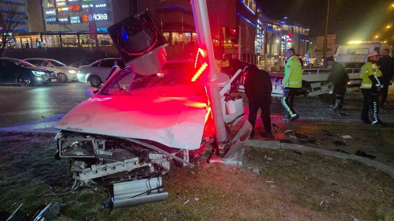 Erzurum'da polis kontrolünden kaçan araç kaza yaptı: 3 yaralı