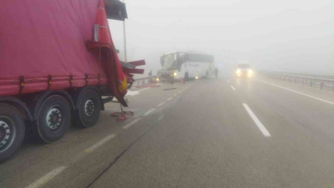 Erzurum'da yoğun sis sonucu Pasinler yolunda otobüs ile tır çarpıştı — 13 yaralı