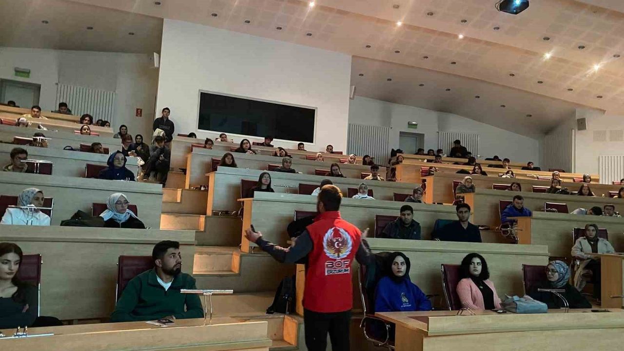 Erzurum Emniyeti 'Gençlik Güvenli Geleceğe' projesiyle öğrencilere bilgilendirme yaptı