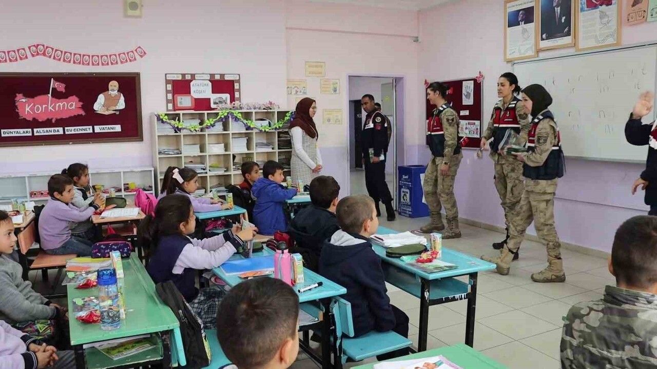 Erzurum Jandarması Başçakmak İlkokulu’nda Çocuk Hakları Bilgilendirmesi