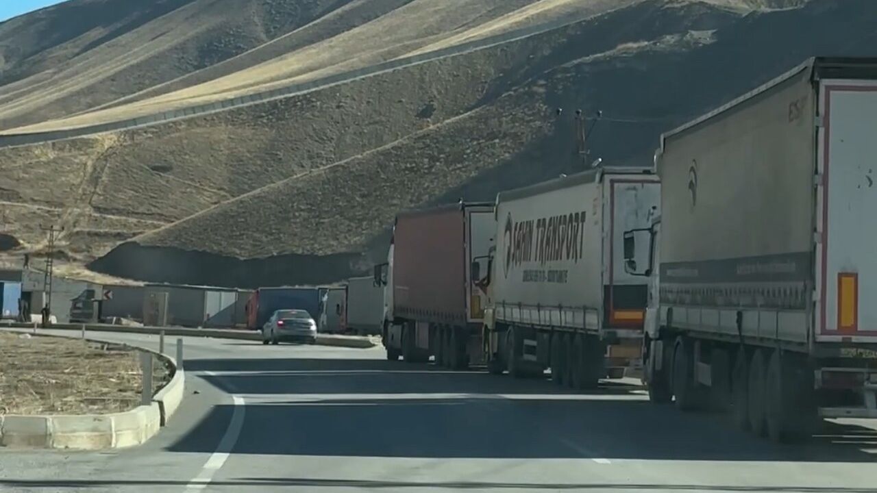 Esendere Gümrük Kapısı'nda tır kuyruğu yaklaşık 2 kilometreye ulaştı