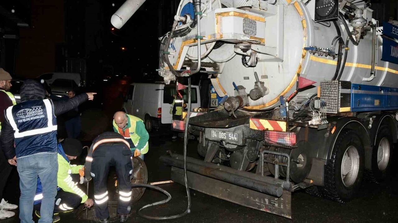 Esenyurt Belediyesi, Amasyalılar Caddesi'ndeki su baskını yaşayan esnafa müdahale etti