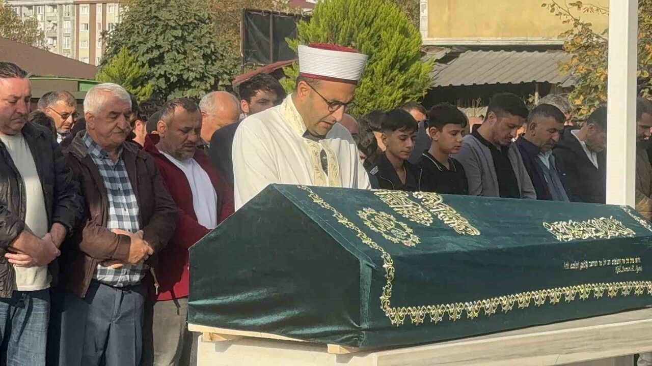 Esenyurt'ta 13 yaşındaki Eren Yılgın döner şüphesiyle toprağa verildi