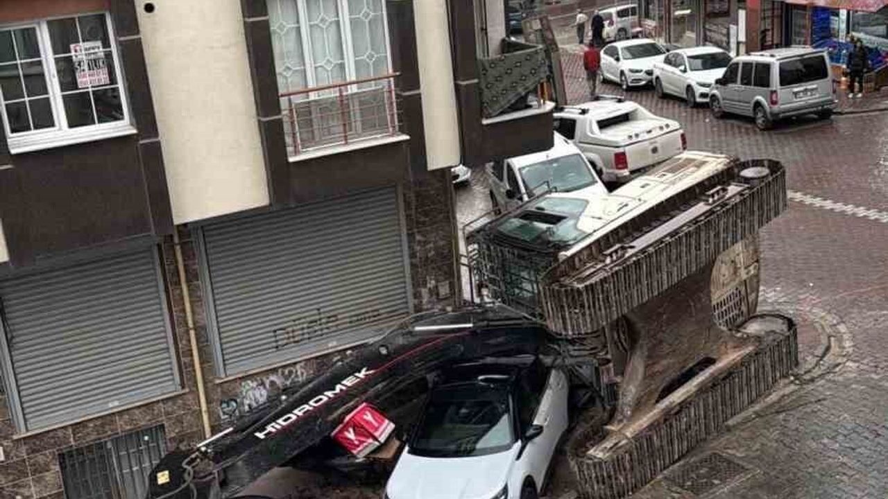 Esenyurt'ta dorsede taşınan iş makinesi devrildi: iki otomobil ve bir motosiklet hasar gördü