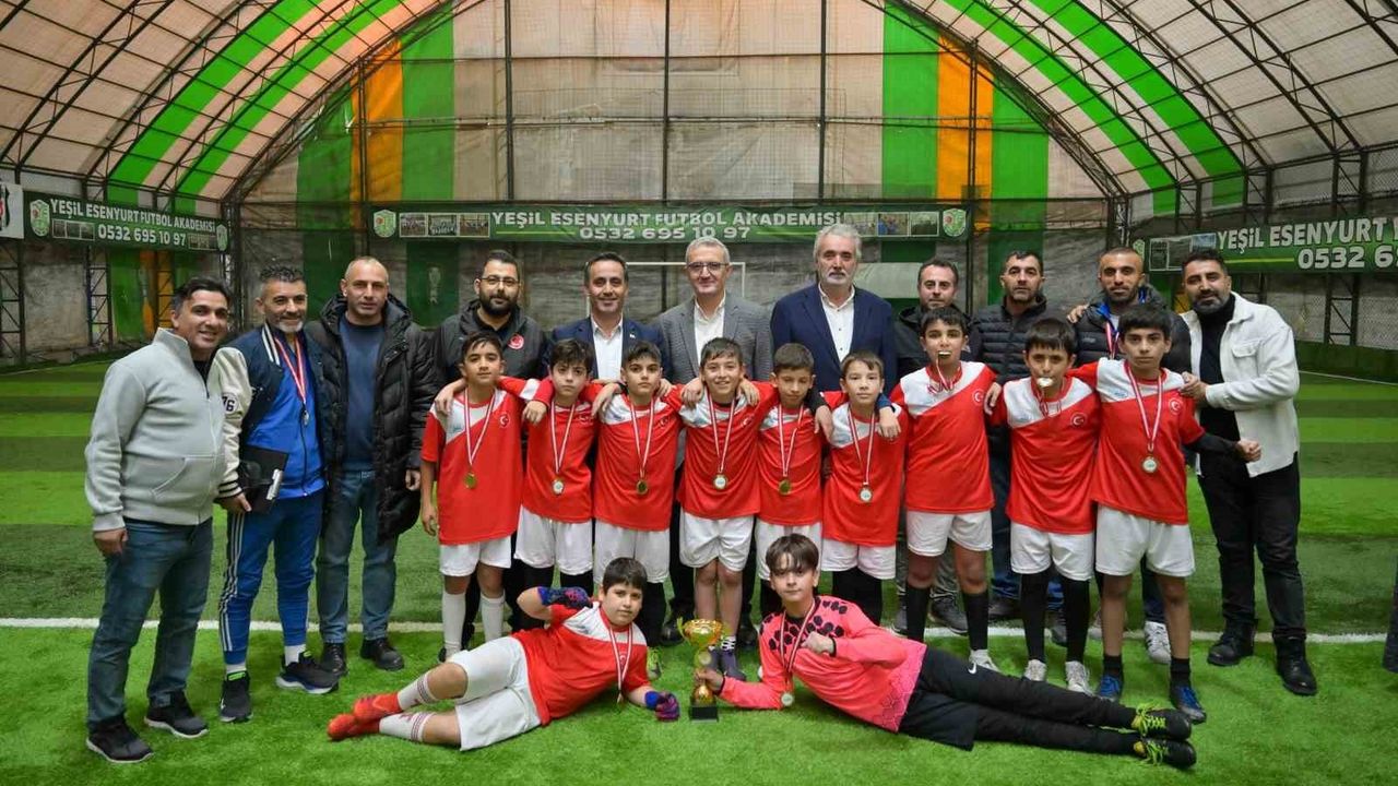 Esenyurt’ta gençler için futbol turnuvası: Recep Tayyip Erdoğan Parkı Futbol Okulu şampiyon