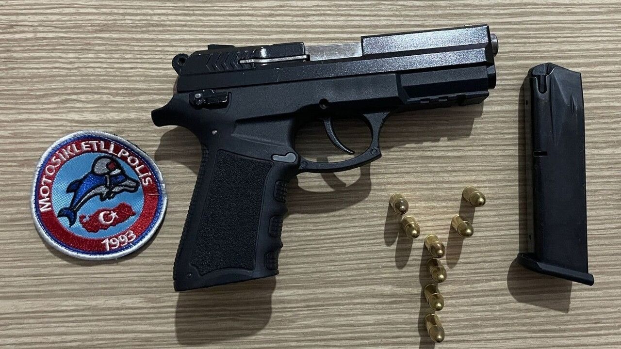 Esenyurt'ta iş yerini kurşunlamaya hazırlanan iki şüpheli polis tarafından yakalandı