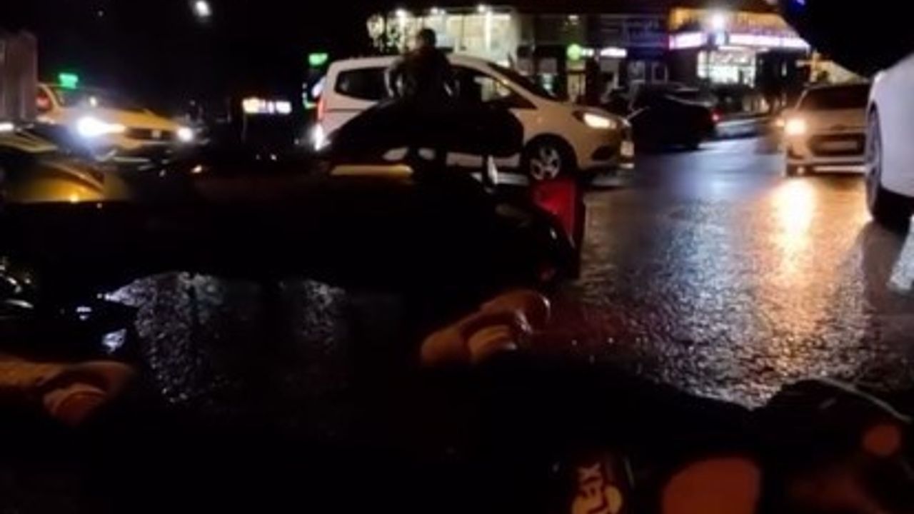 Esenyurt'ta kavşakta çarpışma: Motosikletlinin kaza anı kask kamerasında