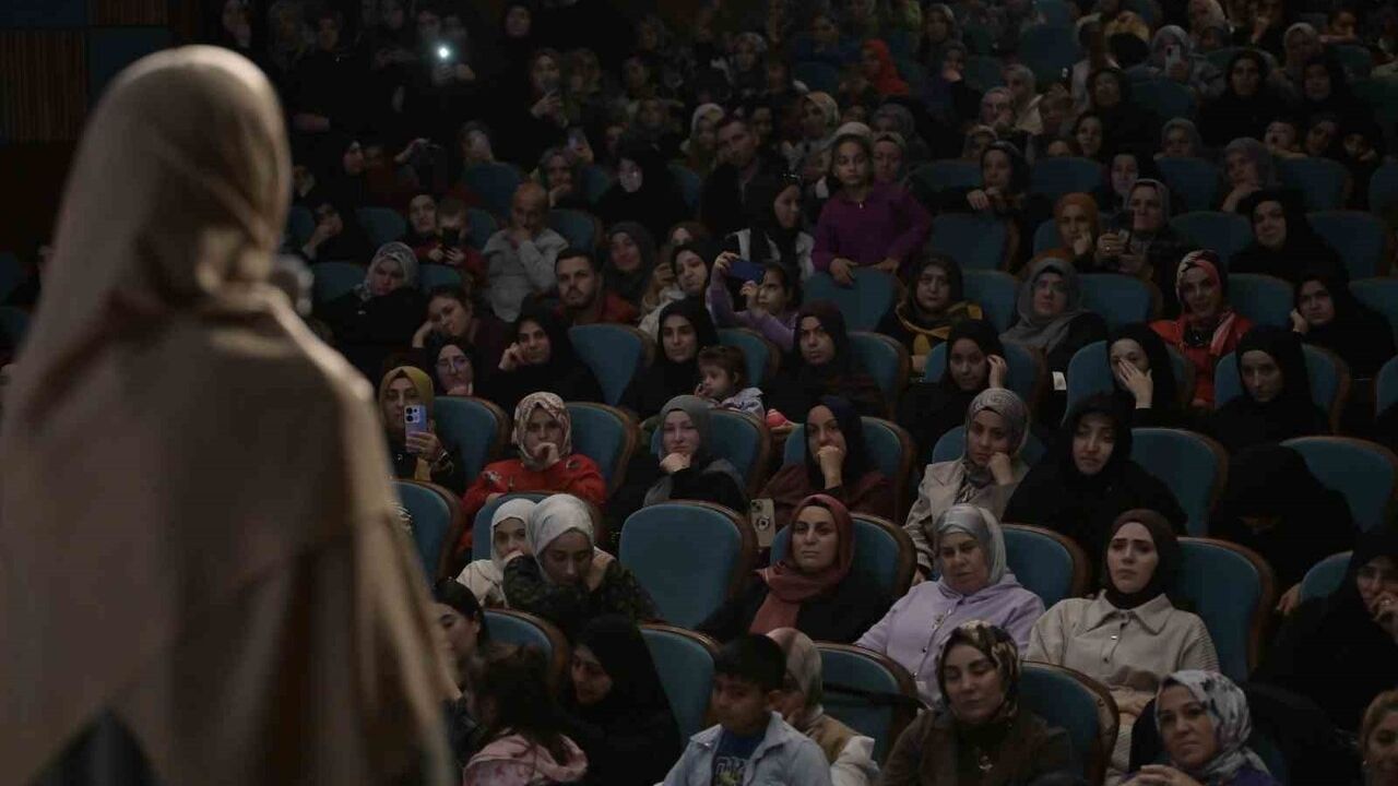 Esenyurt’ta Zor Zamanlarda Aile Olabilmek söyleşisi yoğun ilgi gördü