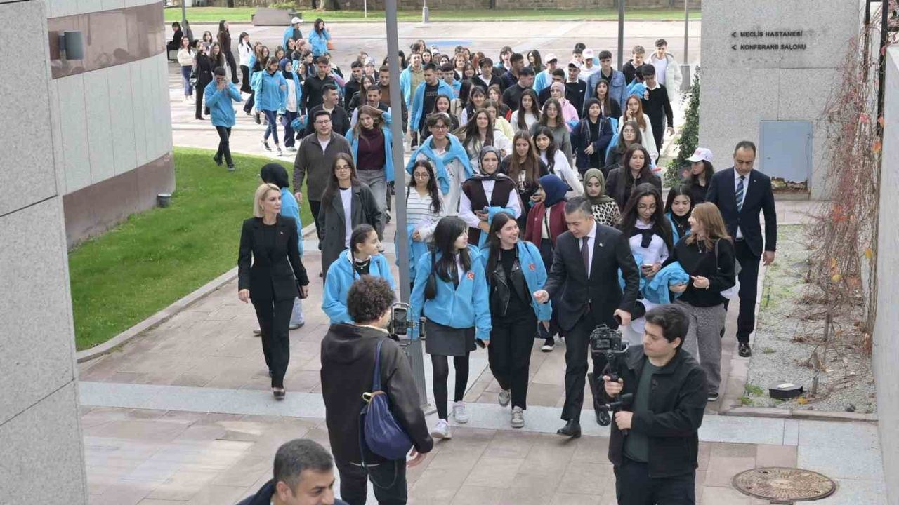 Esenyurtlu gençler 10 Kasım’da Anıtkabir, TBMM ve Millet Kütüphanesi’ni ziyaret etti