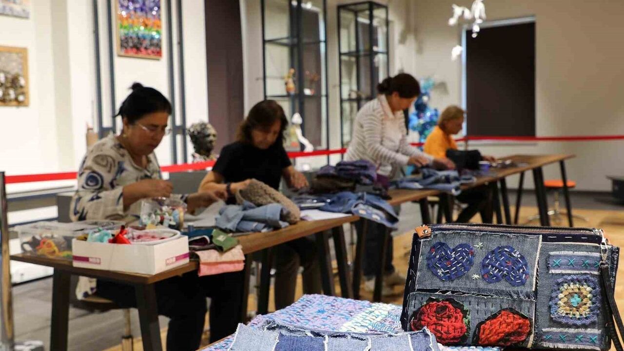 Eski kıyafetler ileri dönüşümle çantalara dönüşüyor