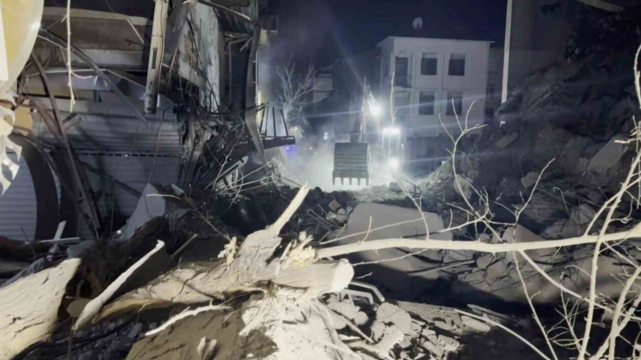 Eski TEDAŞ iş merkezinin yıkımı 3 dükkana zarar verdi