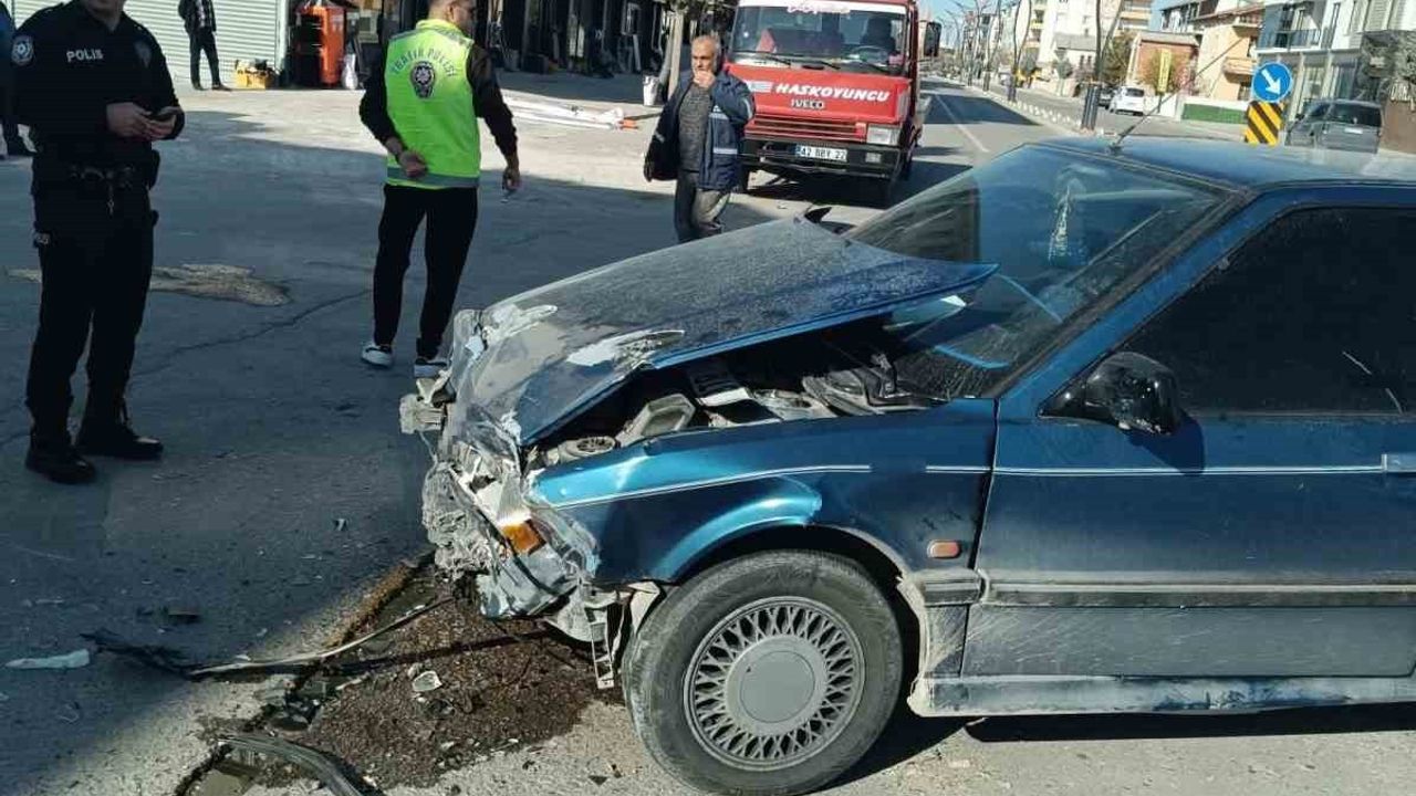 Eskil'de hafif ticari araç ile otomobil çarpıştı: 7 yaralı