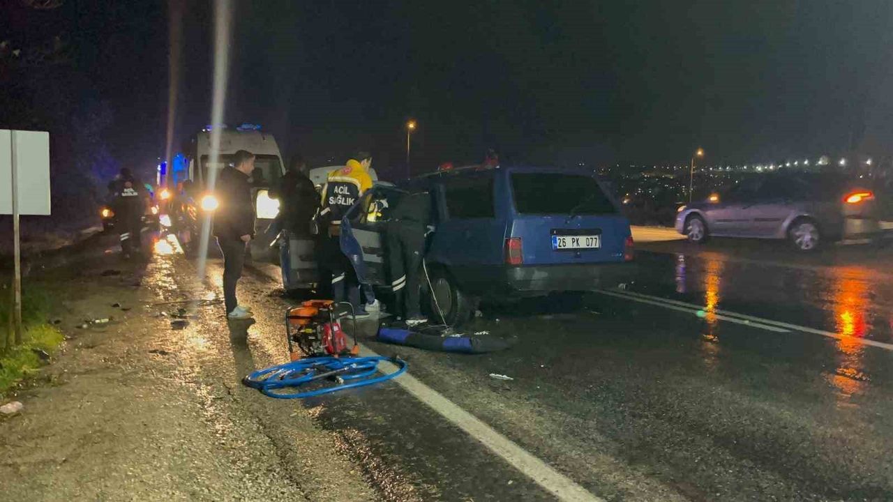 Eskişehir-Afyonkarahisar karayolunda iki araç kafa kafaya çarpıştı: 3'ü çocuk 9 yaralı