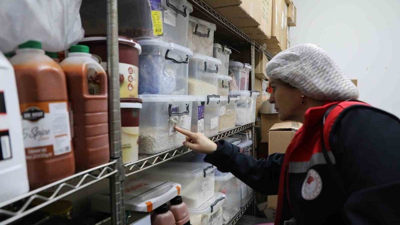 Eskişehir alışveriş merkezlerinde gıda denetimi: 8 işletme incelendi, 2'sinde eksiklik