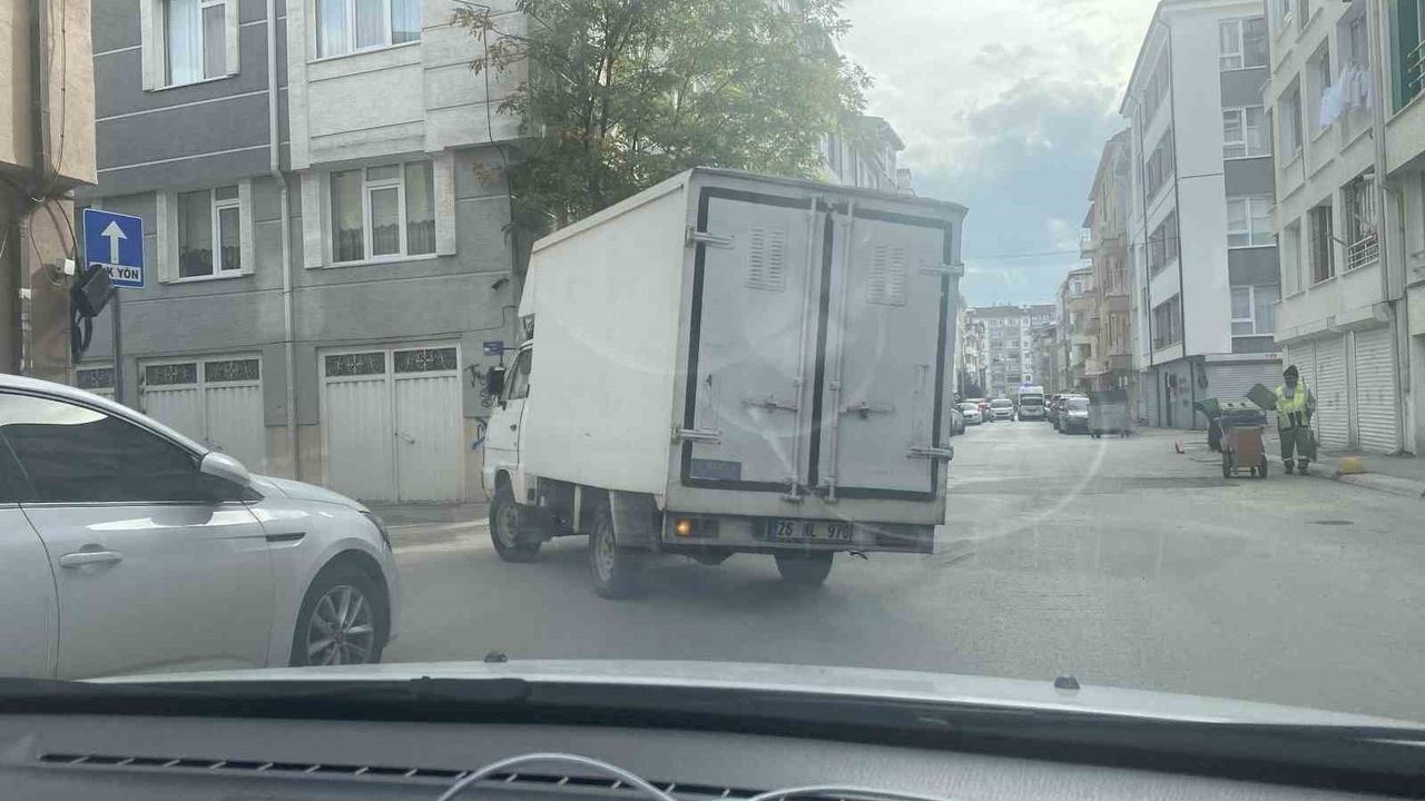 Eskişehir Baysal Sokak'ta sağa eğik kamyon devrilme korkusu yarattı