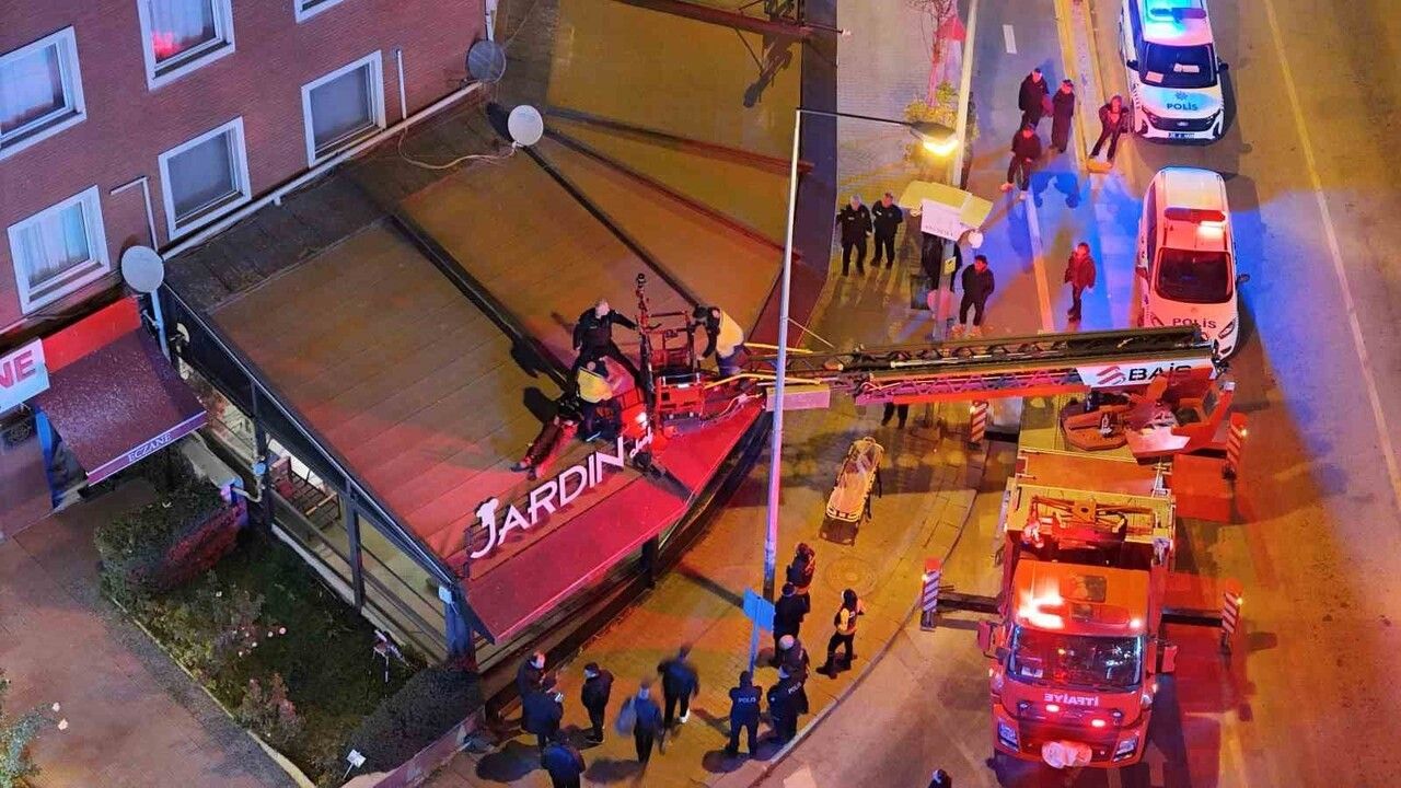 Eskişehir'de 2. kattan kafenin tentesine düşen şahıs itfaiye tarafından kurtarıldı