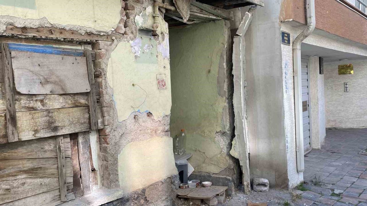 Eskişehir'de 5 yıldır metruk kalan ev mahallede tedirginlik yaratıyor