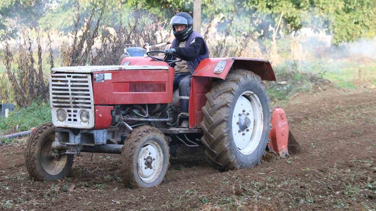 Eskişehir’de 67 yaşındaki çiftçi yeni yönetmeliğe uyarak tarlasını kaskla sürdü
