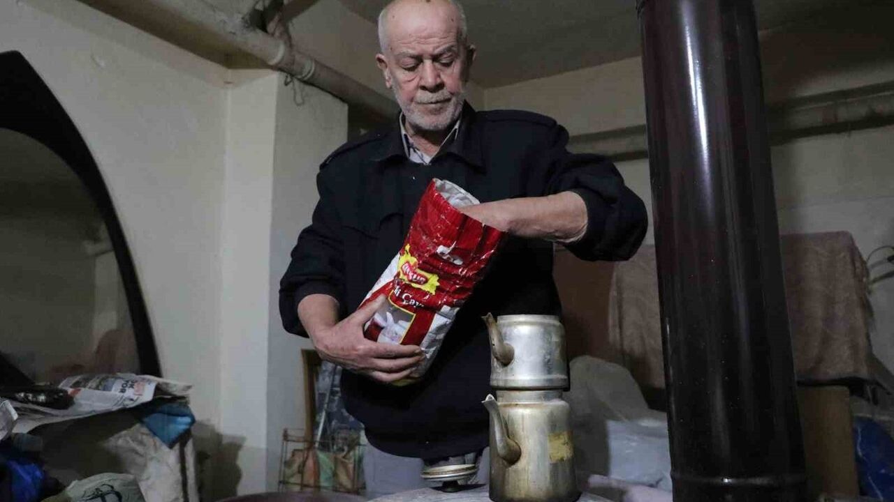Eskişehir'de 75 yaşındaki Hasan Gürbüz 15 yıldır bodrum katında yaşamını sürdürüyor