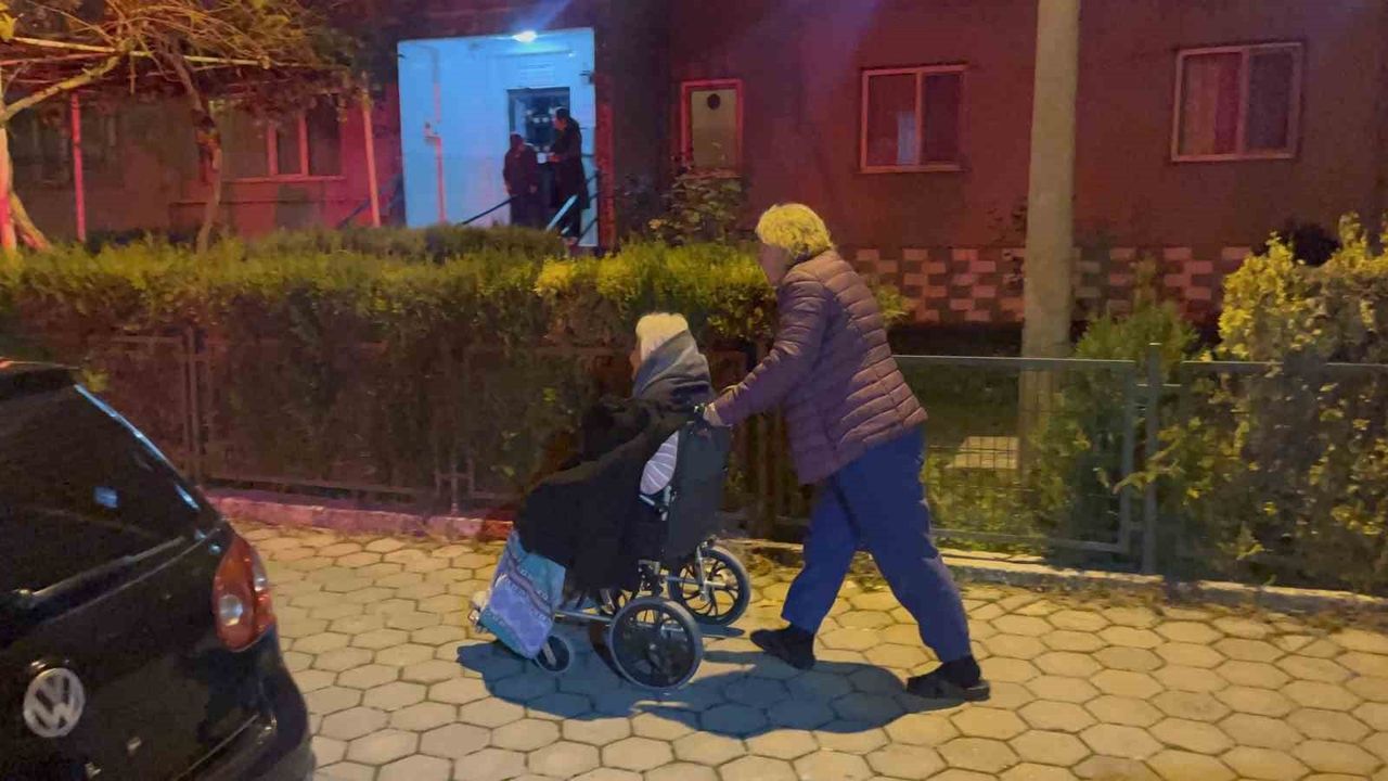 Eskişehir'de apartman yangını: Anne ve oğlu dumandan etkilendi