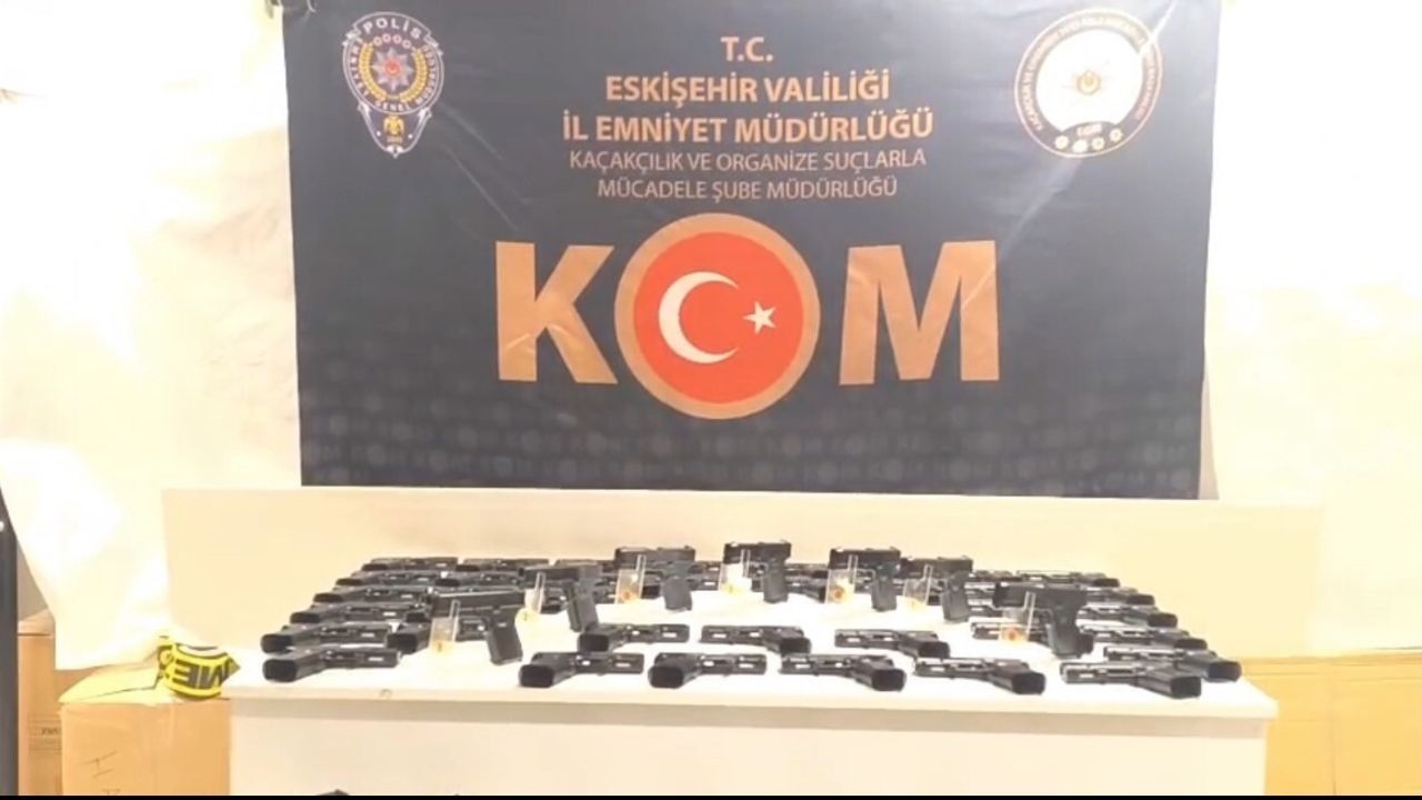 Eskişehir'de çekici üzerindeki araçta 480 tabanca ve 6 bin 812 silah parçası bulundu