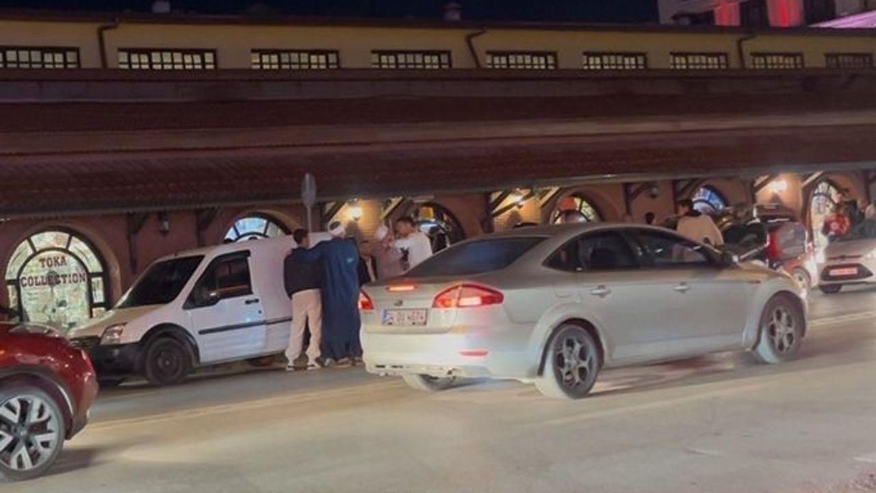 Eskişehir'de dönüş yapan otomobil panelvana çarptı; sürücüler arasında arbede