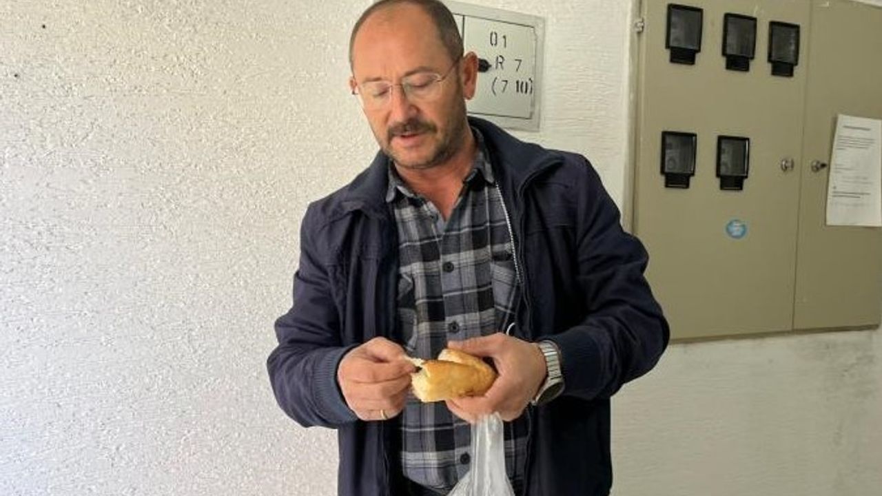 Eskişehir'de ekmeğin içinden poşet parçası çıktı, müşteri şokta