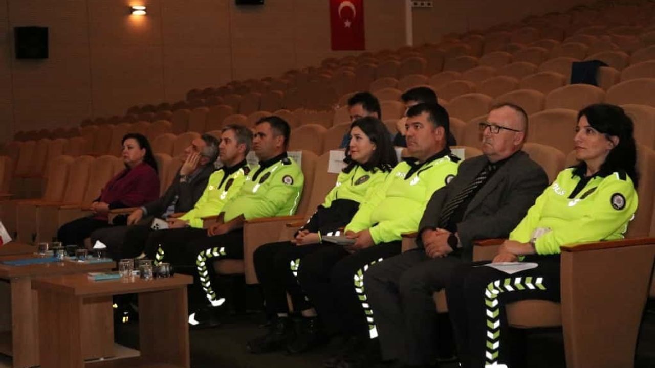 Eskişehir'de fahri trafik müfettişlerine bilgilendirme toplantısı