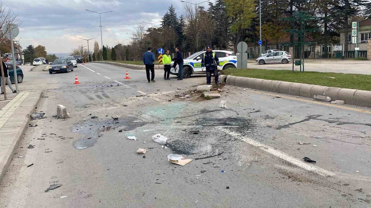 Eskişehir'de İki Panelvan Çarpıştı: Sürücü Yaralandı