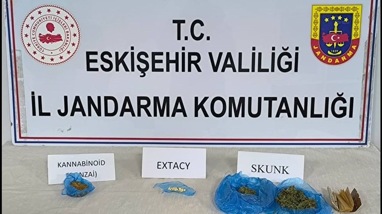 Eskişehir'de jandarma durdurduğu araçta uyuşturucu ele geçirdi