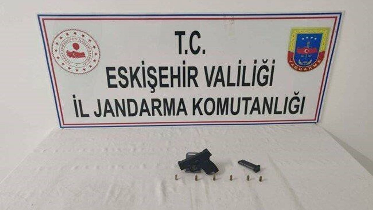 Eskişehir'de jandarma kaçak cinsel ürün, sigara ve tabanca ele geçirdi