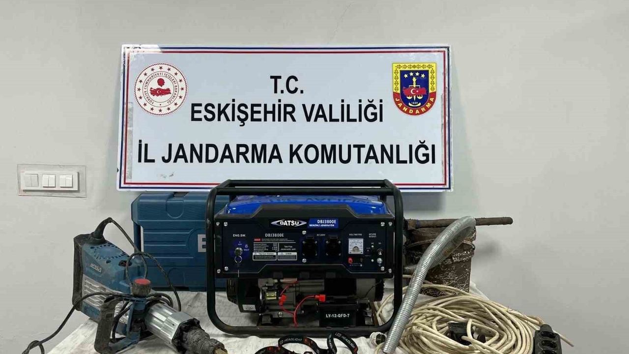 Eskişehir'de kaçak kazıda 4 şüpheli suçüstü yakalandı