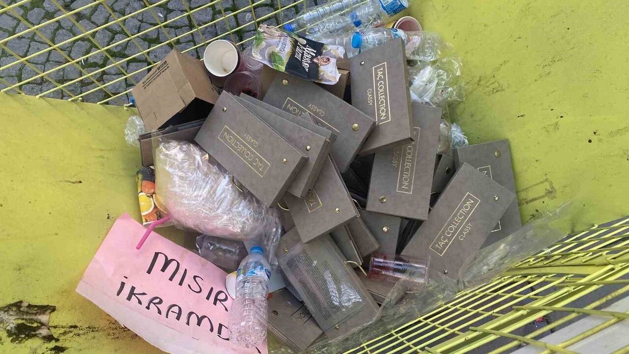 Eskişehir'de kalp şekilli geri dönüşüm kafesi çöplerle doldu