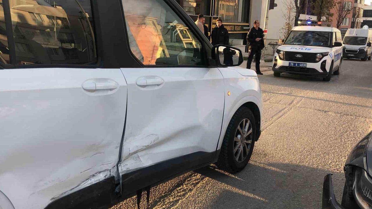 Eskişehir'de kavşakta çarpışma: 1'i çocuk 6 yaralı