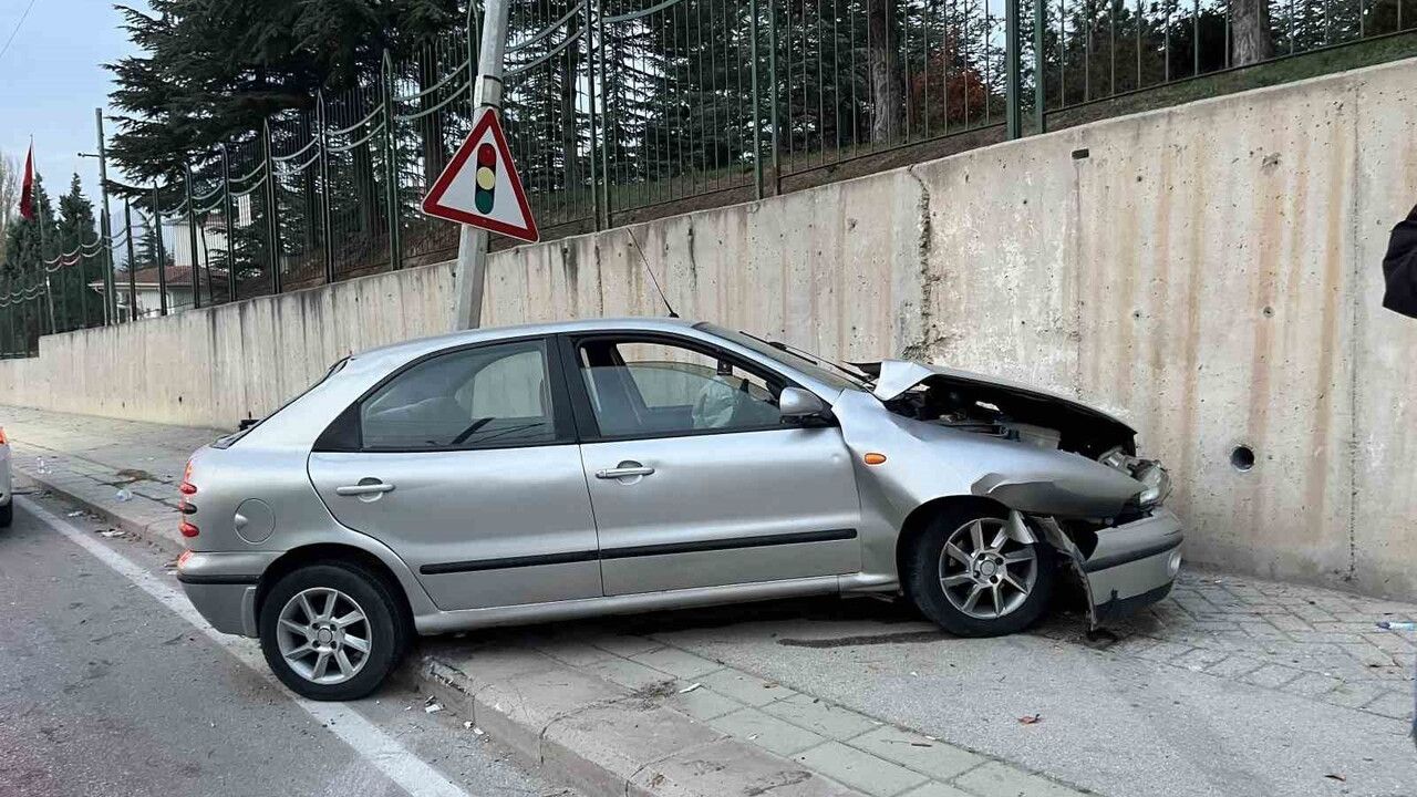 Eskişehir'de kontrolden çıkan otomobil aydınlatma direğine çarpıp hurdaya döndü