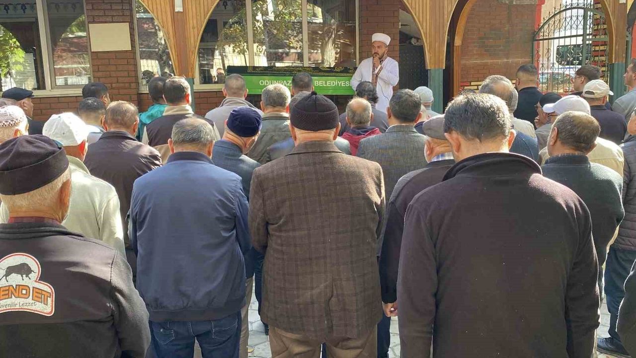 Eskişehir'de Korkunç Cinayet: Anne Toprağa Verildi, Oğlu Adliyeye Sevk Edildi