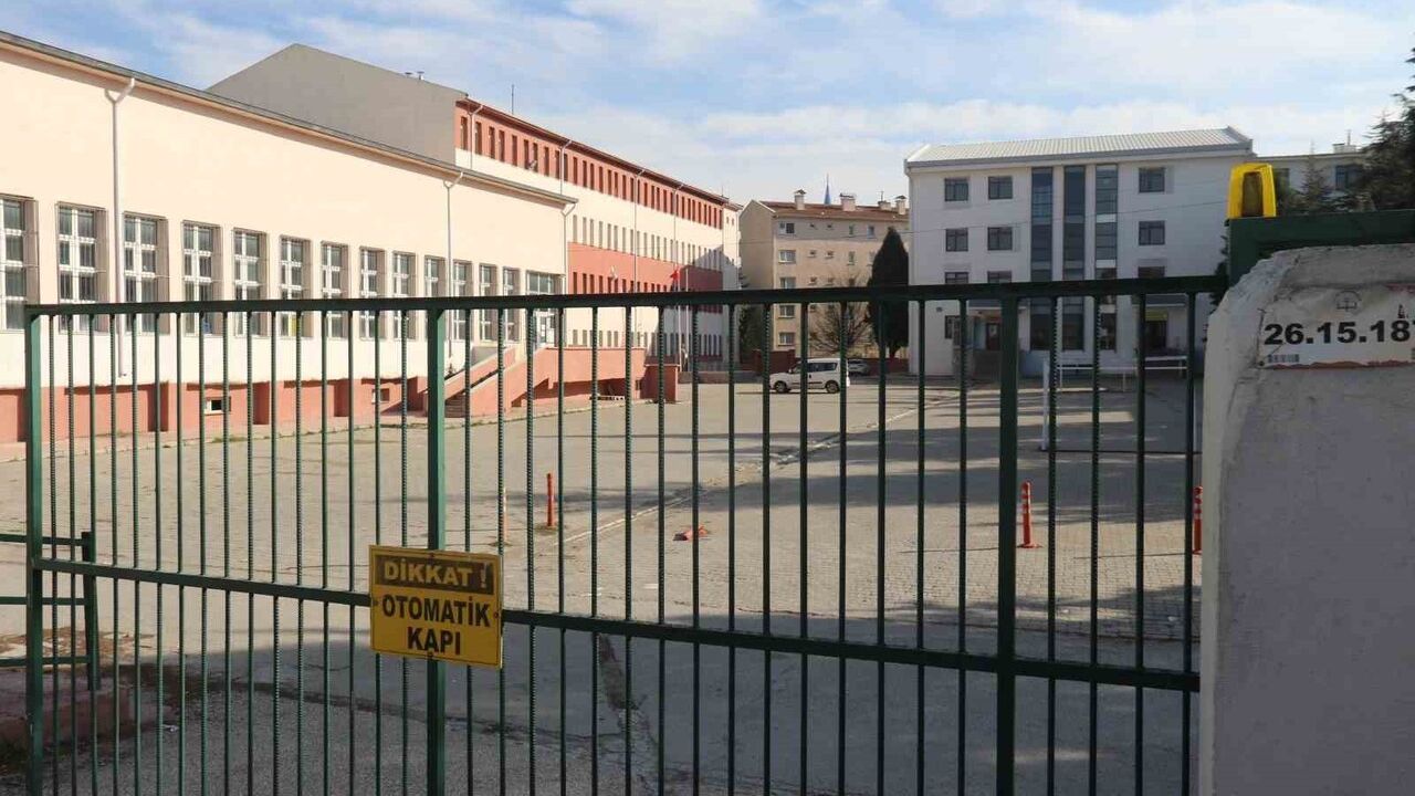 Eskişehir'de lise öğrencisi gıda zehirlenmesi şüphesiyle hastaneye kaldırıldı