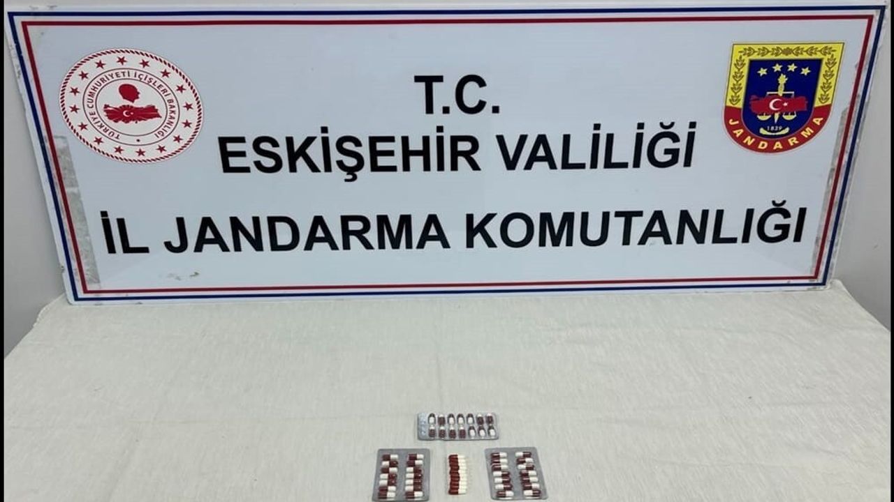 Eskişehir'de motosiklette yakalanan 2 şahıstan 53 uyuşturucu hap ele geçirildi