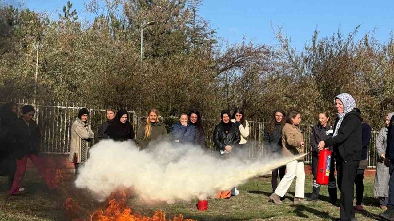 Eskişehir'de öğrenci yurdu personeline uygulamalı yangın eğitimi