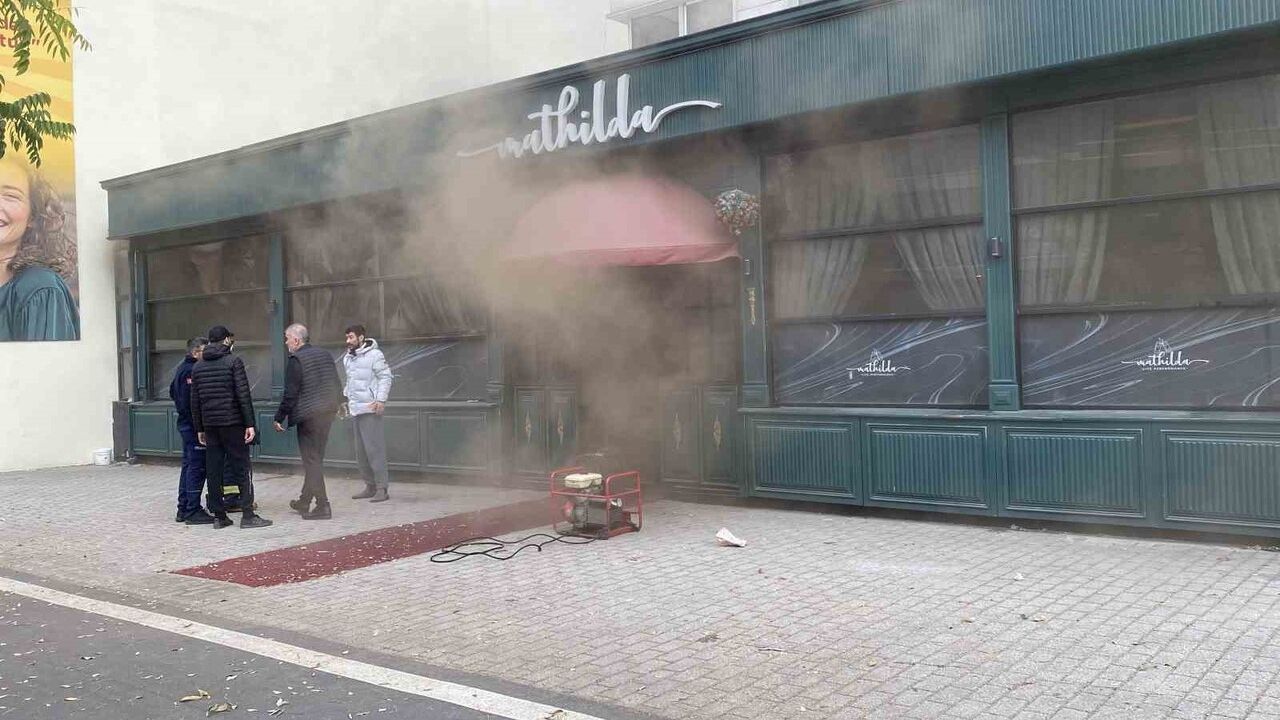 Eskişehir'de otel altı restoranda yangın — 152 kişi tahliye edildi