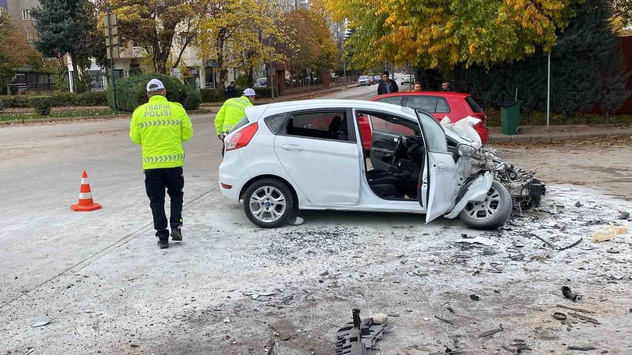 Eskişehir'de otomobil kamyona çarptı: 70 yaşındaki sürücü hayatını kaybetti