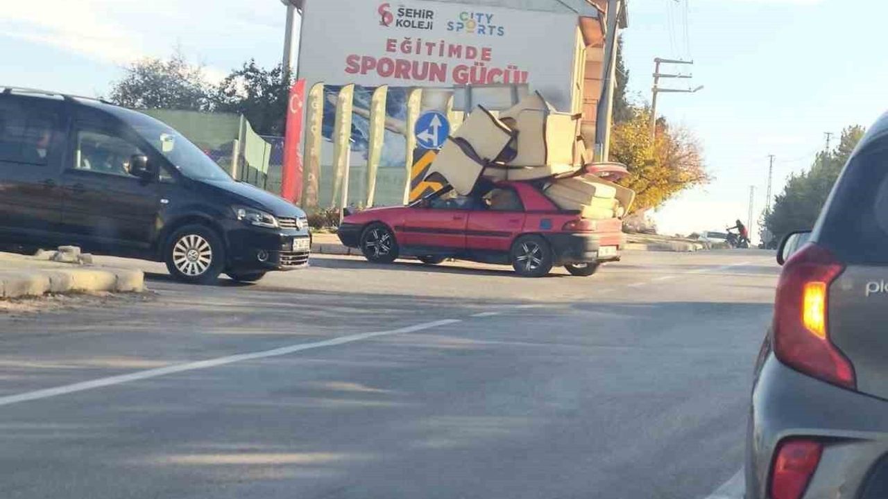 Eskişehir'de otomobile yüklü koltuk takımı trafikte tehlike oluşturdu