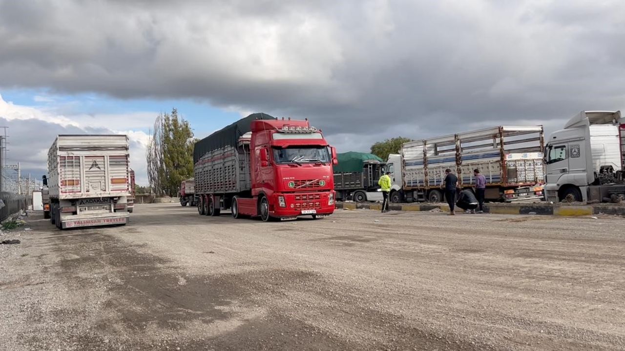 Eskişehir'de pancar yüklü tır polisin 'Dur' ihtarına uymadı
