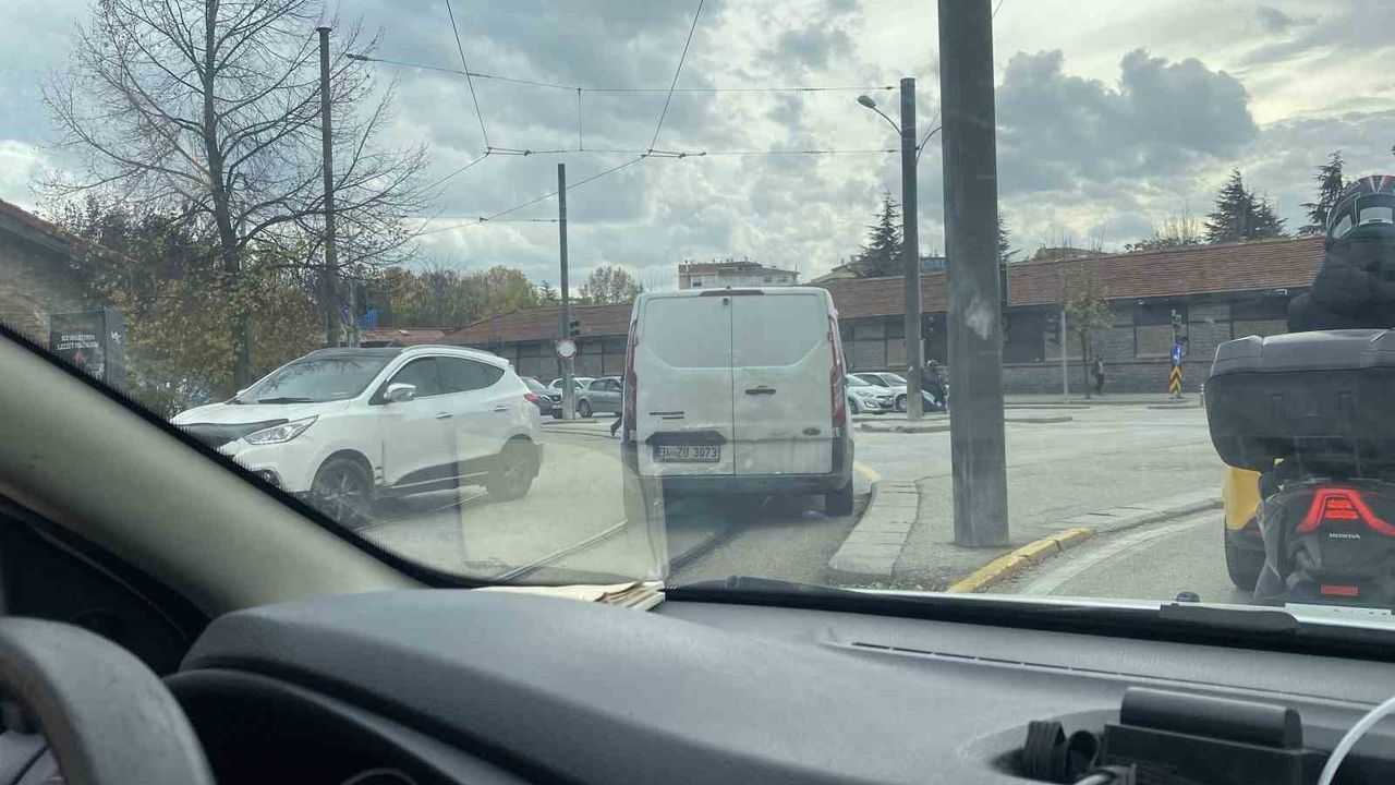Eskişehir'de panelvanın tramvay banketinden dönüşü şaşkınlık yarattı