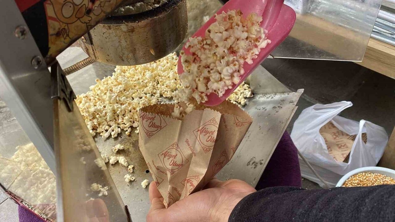 Eskişehir'de perde dükkanı her gün 20 kilo patlamış mısır ikram ediyor