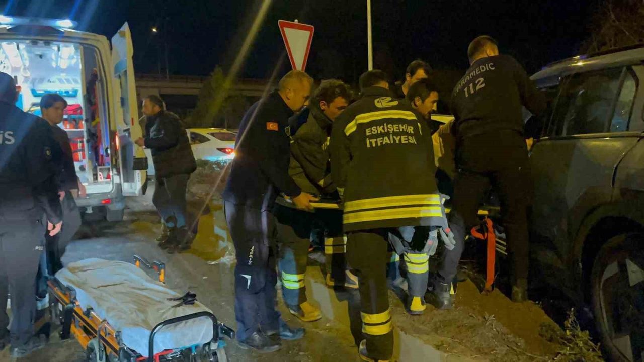 Eskişehir'de porselen hammaddesi yüklü kamyonla çarpışma: 4 yaralı