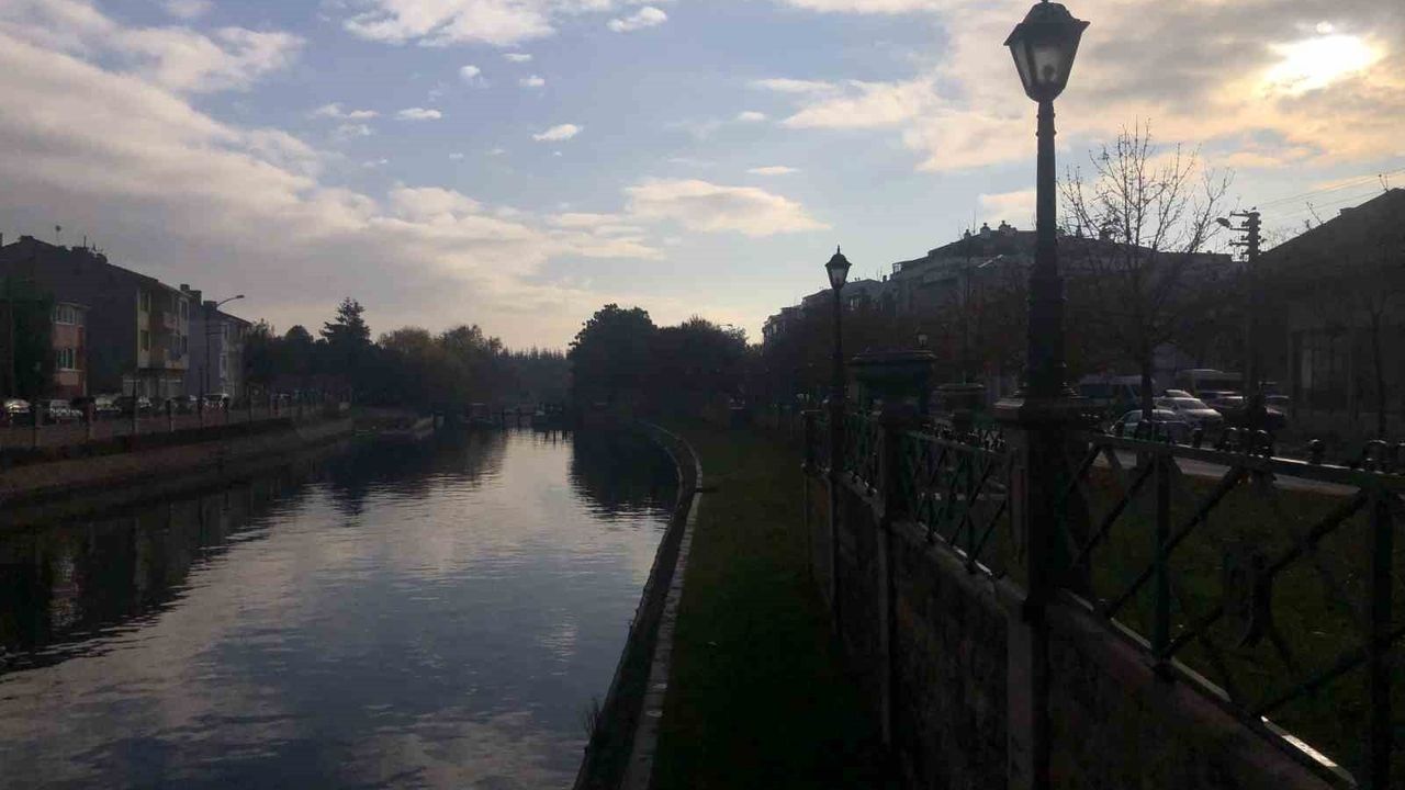 Eskişehir'de Porsuk Çayı'nda Güneşin Kartpostallık Yansımaları